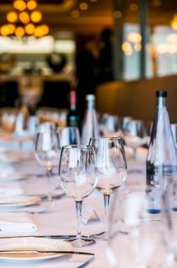 Gala yemeği için uzun bir masada Boş Şarap Bardakları 