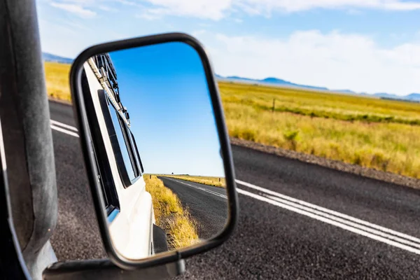 Achteraanzicht in een zijspiegel van een 4x4 voertuig — Stockfoto