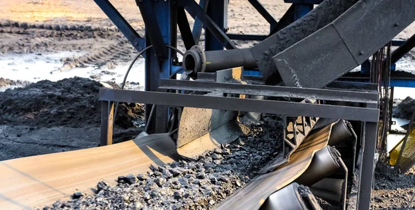 Coal Ore on a conveyor belt for processing — Stock Photo, Image