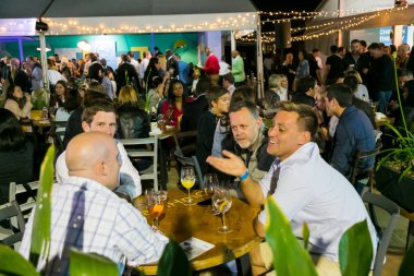 Çeşitli Arkadaşlar yeme, içme ve genellikle bir gün ou zevk