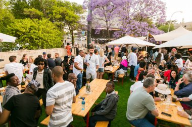 Çeşitli Arkadaşlar yeme, içme ve genellikle bir gün ou zevk