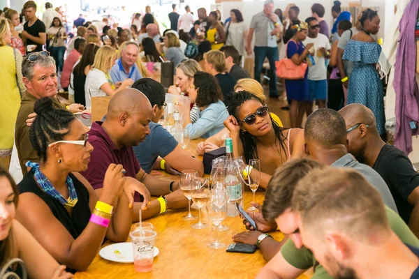 Diversos Amigos comiendo, bebiendo y generalmente disfrutando de un día ou — Foto de Stock