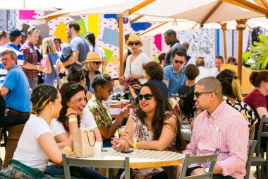 Çeşitli Arkadaşlar yeme, içme ve genellikle bir gün ou zevk