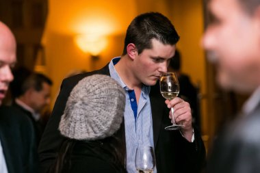 Sofistike insanlar bir şarap tatma etkinliğinde şarap örnekleme