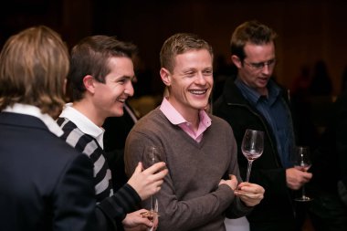 Sofistike insanlar bir şarap tatma etkinliğinde şarap örnekleme