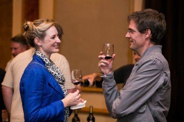 Sofistike insanlar bir şarap tatma etkinliğinde şarap örnekleme