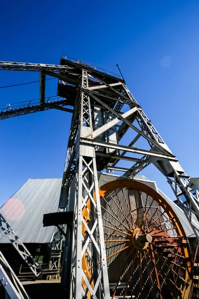 Oude stijl stalen rooster hoofddeksels mijnschacht katrol wiel — Stockfoto