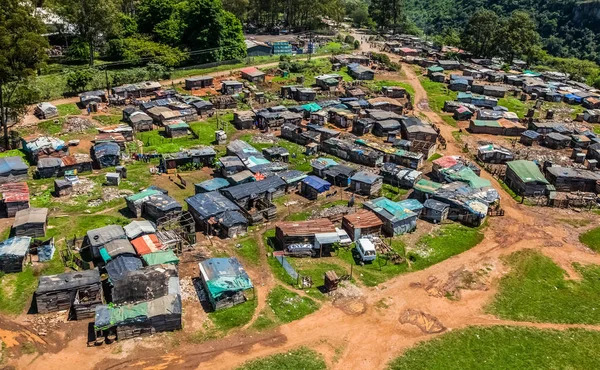 Vista aérea de viviendas de estaño de bajos ingresos en la zona urbana de South Afr — Foto de Stock