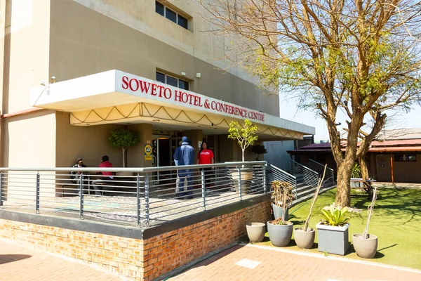 Vue extérieure du Soweto Hotel and Conference Center en plein cœur — Photo