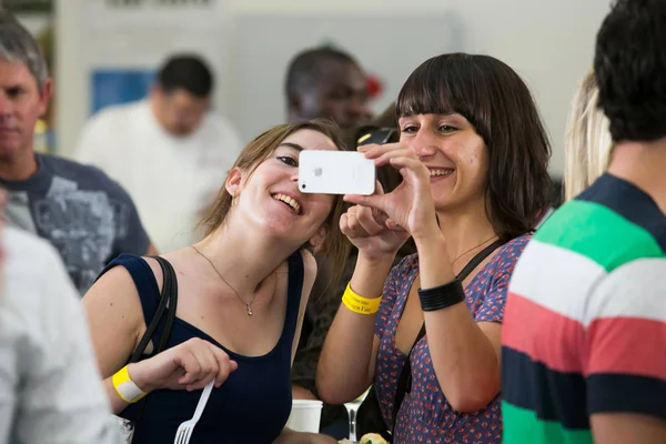 Amigos tomando una selfie en su teléfono y generalmente disfrutando de un — Foto de Stock