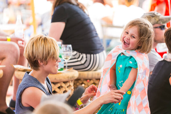 Мать и дочь смеются и вообще наслаждаются днем
