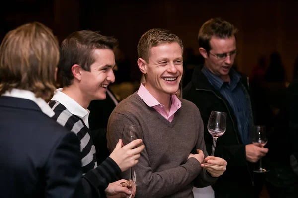 Verfijnde mensen die wijn proeven tijdens een wijnproeverij — Stockfoto