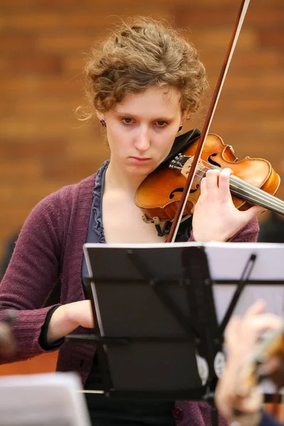 Diversos jóvenes en la orquesta de la escuela de música — Foto de Stock