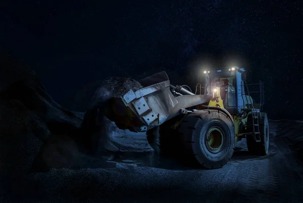 Bir gece inşaat madencilik tekerlek yükleyici Scooping Çakıl