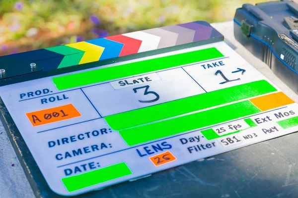 Clapperboard op locatie gebruikt op televisie en filmset product — Stockfoto