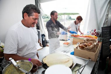 Şef yapma ve gıda festivali satıcı da take-away yemek hizmet 