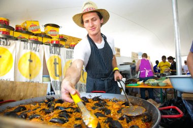 Kafkas Erkek Şef yapma ve Paella Deniz Ürünleri take-away hizmet 