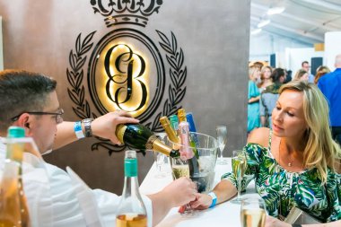 Barmen gıda festivalinde köpüklü şarap bir bardak dökme