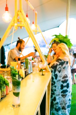 Barmen gıda festivalinde bir kokteyl dökme