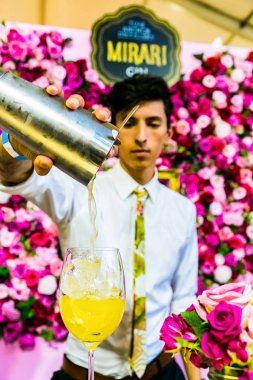 Barmen gıda festivalinde meyveli kokteyl dökme