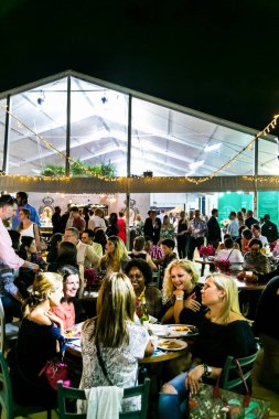 Çeşitli Arkadaşlar yeme, içme ve genellikle bir gün ou zevk