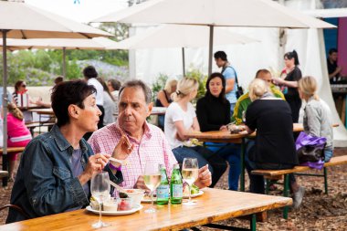 Orta yaşlı çift yeme, içme ve genellikle bir gün zevk