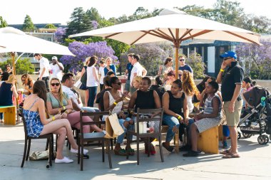 Çeşitli Arkadaşlar yeme, içme ve genellikle bir gün ou zevk