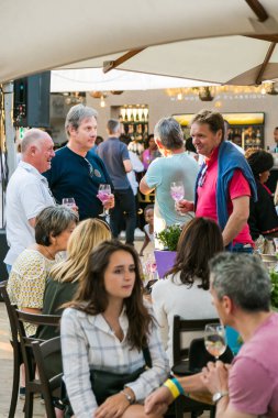 Çeşitli Arkadaşlar yeme, içme ve genellikle bir gün ou zevk
