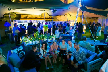 Çeşitli Arkadaşlar yeme, içme ve genellikle bir gün ou zevk