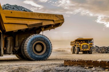 İşleme için Platin cevheri taşıyan madencilik damperli kamyonlar