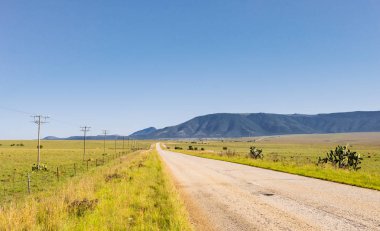 Boş bir ülke karayolu yolu görünümü