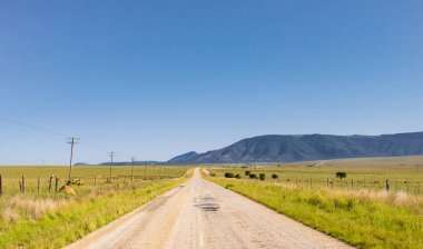 Boş bir ülke karayolu yolu görünümü