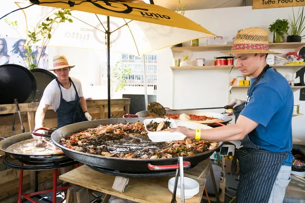 Kafkas Erkek Şef yapma ve Paella Deniz Ürünleri take-away hizmet 