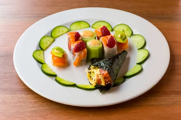 Světlá barva sushi s ovocem — Stock fotografie