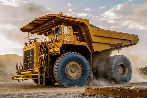 Mijnbouw dump trucks die platina erts transporteren voor verwerking — Stockfoto