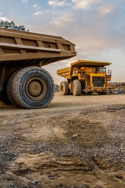 Exploitation minière camions à benne transportant du minerai de platine pour le traitement — Photo
