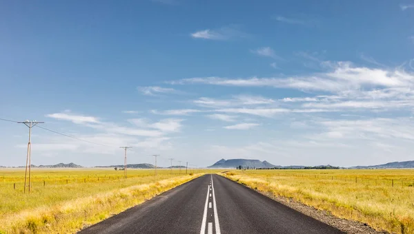 Uitzicht op een lege landweg — Stockfoto