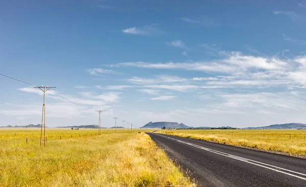 Vista de una carretera rural vacía —  Fotos de Stock