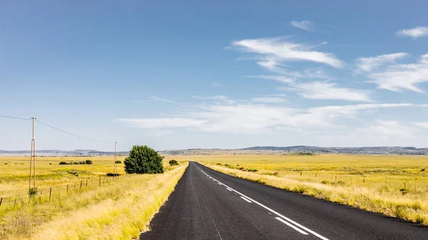 Pohled na silnici s prázdnou zemí — Stock fotografie