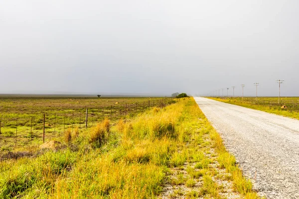 Vista de una carretera rural vacía —  Fotos de Stock