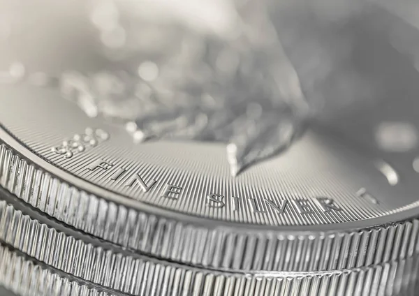 Makro närbild av en silver kanadensisk lönn löv ädelmetaller mynt — Stockfoto
