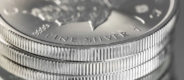 Macro Primer plano de una moneda de lingotes de hoja de arce canadiense de plata —  Fotos de Stock