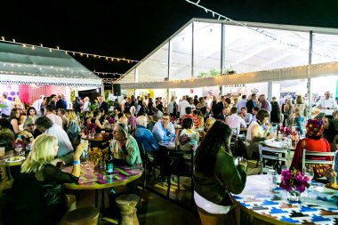 Çeşitli Arkadaşlar yeme, içme ve genellikle bir gün ou zevk