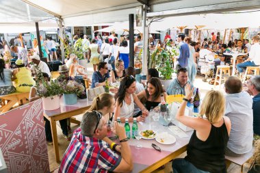 Çeşitli Arkadaşlar yeme, içme ve genellikle bir gün ou zevk