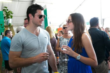 Genç bir çift içme, yeme ve genellikle bir gün dışarı zevk