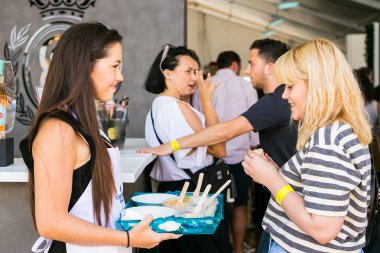 İnsanlar ücretsiz aperatifler örnekleme ve genellikle bir gün dışarı zevk 