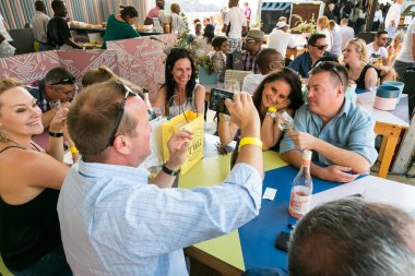 Arkadaşlar kendi telefon bir selfie alarak ve genellikle zevk 