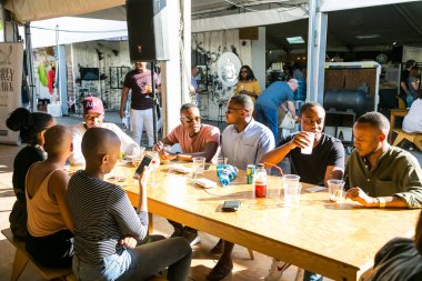 Çeşitli Arkadaşlar yeme, içme ve genellikle bir gün ou zevk