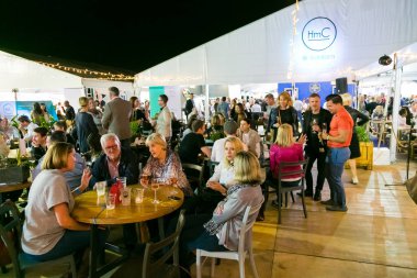 Çeşitli Arkadaşlar yeme, içme ve genellikle bir gün ou zevk