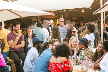 Çeşitli Arkadaşlar yeme, içme ve genellikle bir gün ou zevk